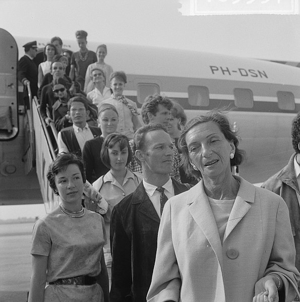 File:Aankomst Nationaal Ballet uit Joegoslavie op Schiphol Op de voorgrond leidster , Bestanddeelnr 916-6397.jpg