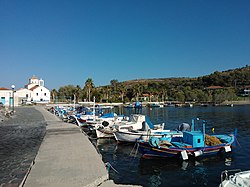 Kleiner Fischerhafen von Agios Georgios.