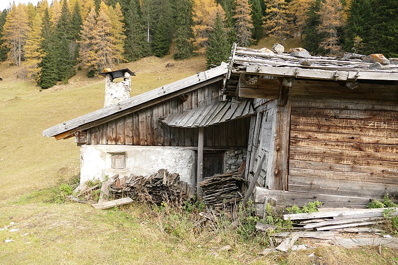 File:Alpine barn near Obernberger See 06.jpg