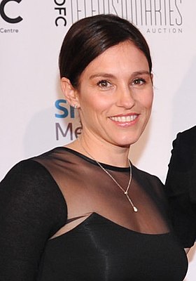 Amy Jo Johnson, karakterens første kunstner, her i 2015