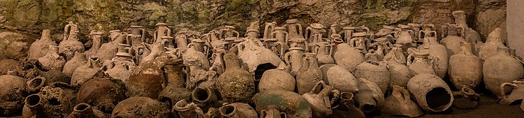 Амфоры в подземной экспозиции Амфитеатра Пулы, Хорватия