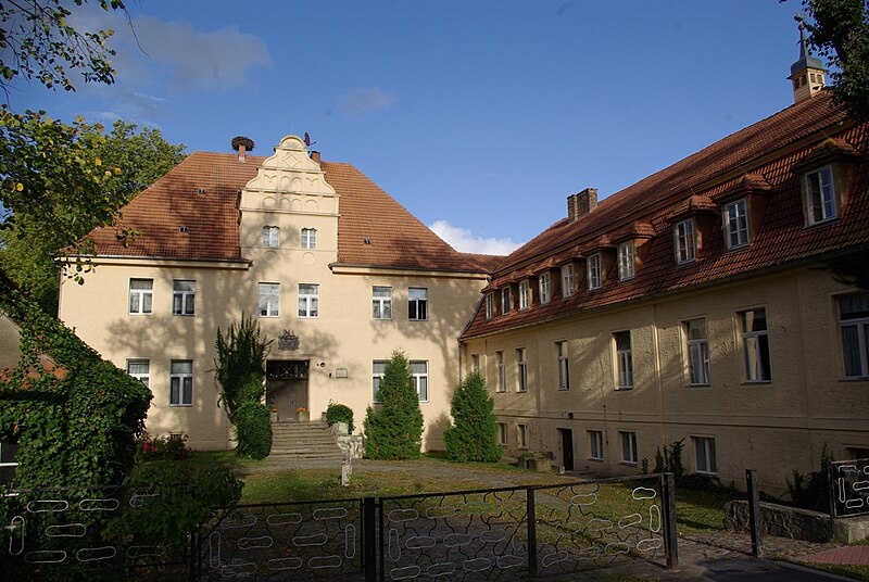 File:Angermuende Stolpe Herrenhaus.jpg