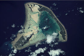 Image satellite de l'atoll d'Aranuka avec Buariki à droite et Takaeang à gauche.