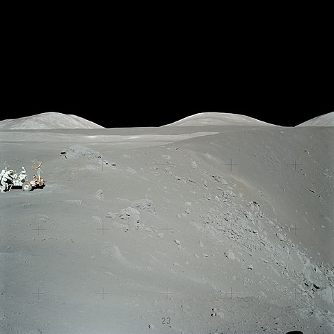 Explorant el cràter Shorty durant la missió Apollo 17 a la Lluna. El sòl taronja es va trobar a la dreta del rover, a la base del petit turó a la vora del cràter.