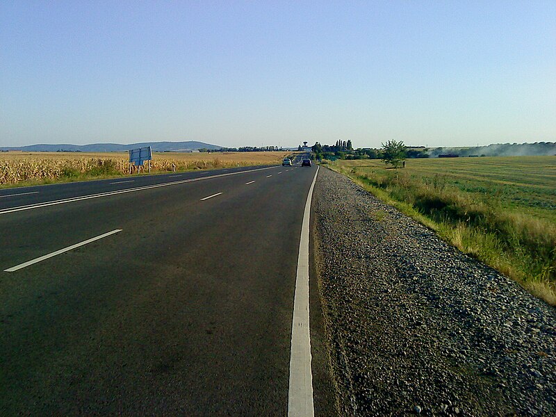 File:Az 58-as főút, háttérben a reptér.jpg