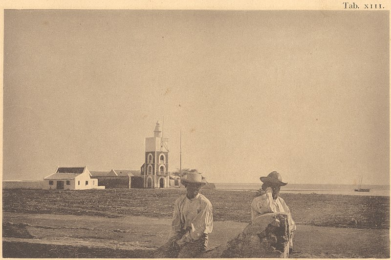 File:BNA-DIG-KOSTBARE-0152-tabXIII Tab. XIII. Blick auf das Fort und die Rhede von Oranjestadt auf Aruba (1885) - Neervoort van de Poll.jpg