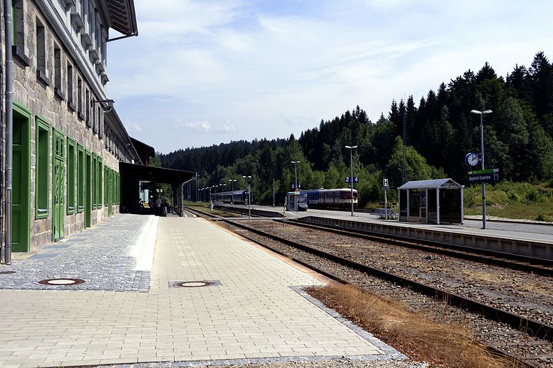 File:Bahnhof Bayerisch Eisenstein und Železná Ruda-Alžbětín.jpg