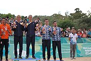 Deutsch: Beachvolleyball bei den Olympischen Jugendspielen 2018; Tag 11, 17. Oktober 2018; Jungen, Medaillenzeremonie - Gold: Schweden (David Åhman & Jonatan Hellvig), Silber: Niederlande (Matthew Immers & Yorick de Groot), Bronze: Argentinien (Bautista Amieva & Mauro Zelayeta) English: Beach volleyball at the 2018 Summer Youth Olympics at 17 October 2018 – Boys Victory ceremony - Gold: Sweden (David Åhman & Jonatan Hellvig), Silver: Netherlands (Matthew Immers & Yorick de Groot), Bronze: Argentina (Bautista Amieva & Mauro Zelayeta)