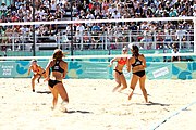 Deutsch: Beachvolleyball bei den Olympischen Jugendspielen 2018; Tag 9, 15. Oktober 2018; Mädchen, Viertelfinale: USA-Spanien 2–1 (21–19/17–21/15–9) English: Beach volleyball at the 2018 Summer Youth Olympics at 15 October 2018 – Girls Quarterfinals: USA-Spain 2–1 (21–19/17–21/15–9)