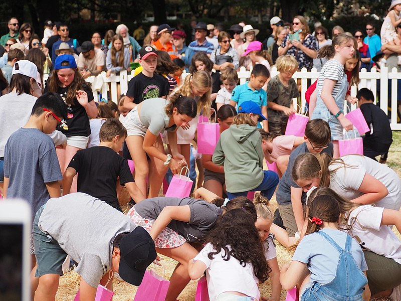 File:Bendigo Easter Egg Hunt.jpg