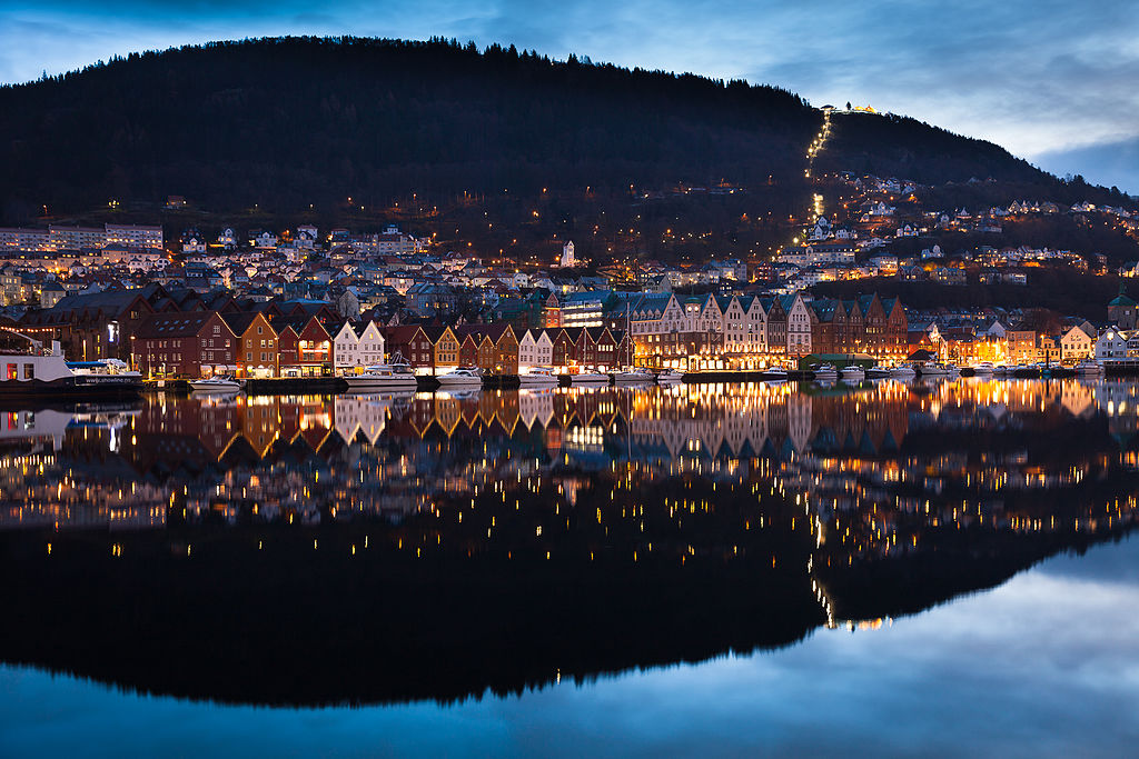 Bergen: Blick ostwärts über die Bucht Vågen auf die Holzhäuser von Bryggen (linke Bildhälfte); UNESCO-Welterbe in Norwegen. Bergen-bryggen
