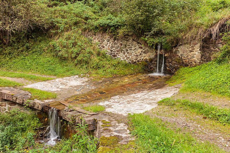 File:Bergtocht van Cogolo di Peio naar M.ga Levi in het Nationaal park Stelvio (Italië). Begeleide waterval over de bergweg 01.jpg