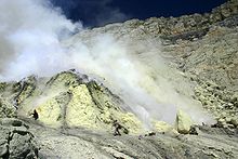 Vue de la solfatare du Kawah Ijen avec des mineurs extrayant du soufre.