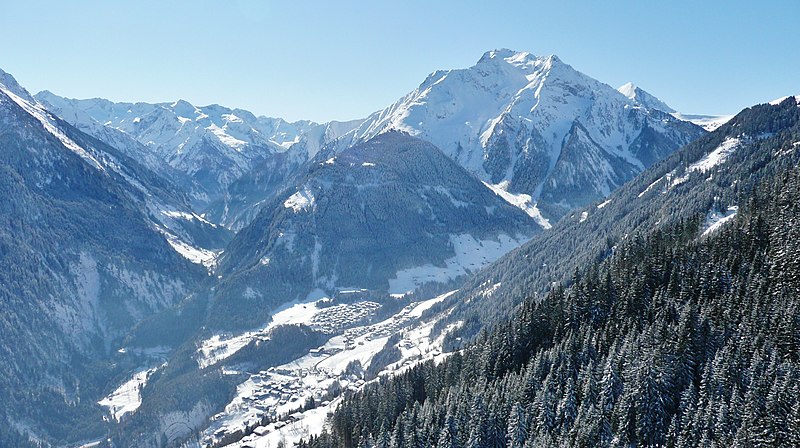 File:Blick von der Penkenbahn (1800 - 630 m) in Richtung Tux - panoramio.jpg