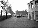 Rechts de graanschuur met onderin de slachterij. verderop de koeien en varkensstallen, de slagerij en bakkerij.