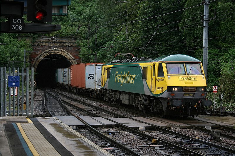 File:Boxes for export, a Freightliner train arrives at Ipswich. July 16, 2012 - panoramio.jpg