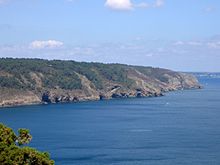 En direction du cap de la Chèvre, les grottes de Morgat.