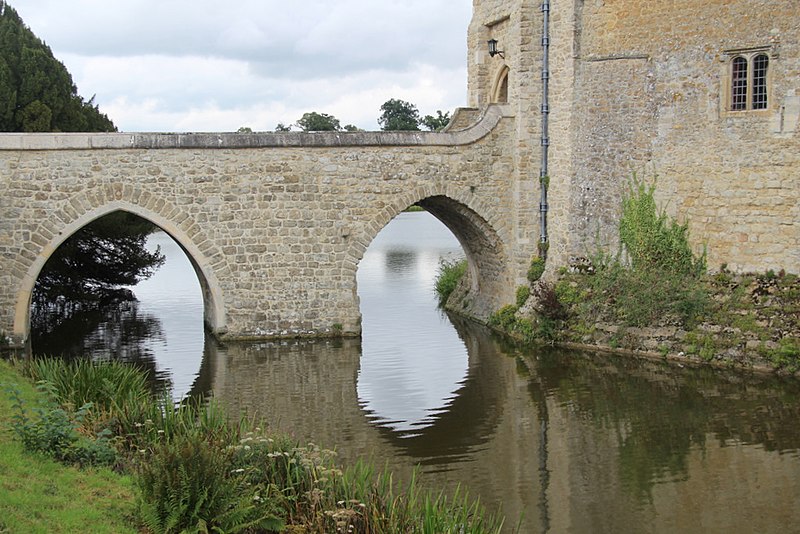 File:Bridge over Moat, Leeds Castle, Kent - geograph.org.uk - 2594905.jpg