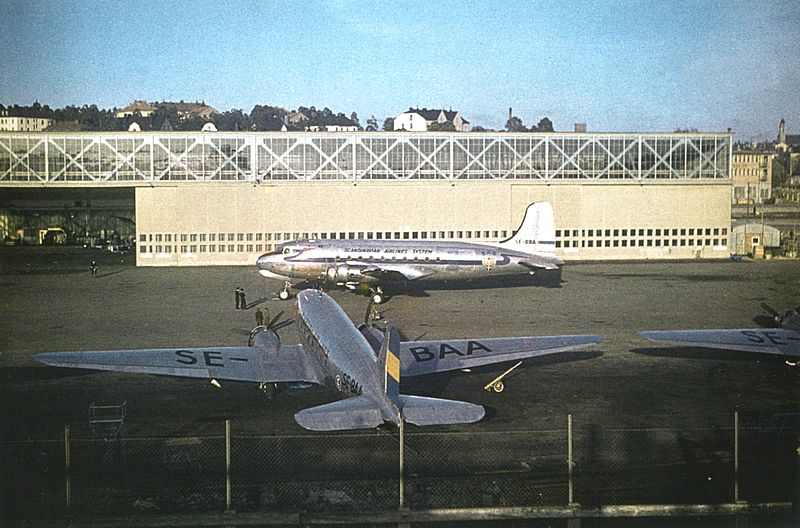 File:Bromma DC-4 DC-3.jpg