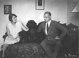 Liesl und Bruno Frank mit ihren drei schwarzen Pudeln. Foto: zwischen 1926 und 1929