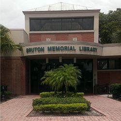 Bruton Memorial Library, Plant City, Florida, Apr 2013.jpg