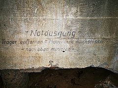 „Notausgang - Träger entfernen - Mauerwerk durchstossen - nach oben minieren“