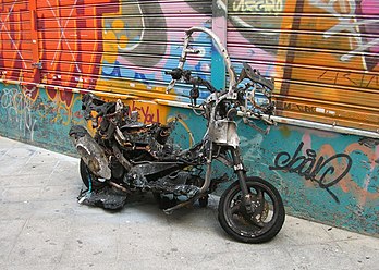 Un scooter brûlé dans une rue de Séville en Espagne. (définition réelle 2 032 × 1 450)