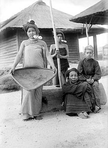 COLLECTIE TROPENMUSEUM Bataksche vrouwen aan het wannen en stampen van rijst Seriboedolok TMnr 10011221.jpg