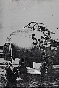 Capitaine Elisabeth Boselli devant son DH-100 Vampire.jpg