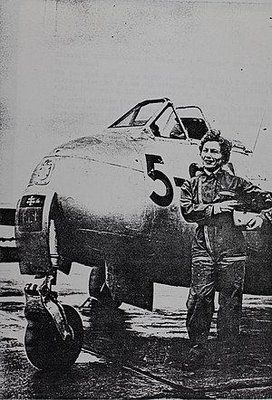Capitaine Elisabeth Boselli devant son DH-100 Vampire.jpg