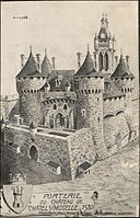 Carte postale représentant une reproduction d'une gravure représentant la porterie du château en 1580.