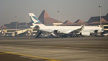 Airbus de Cathay Pacific sur l'aéroport de Surabaya Juanda