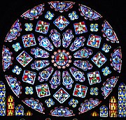 ゴシック建築の教会堂の特徴のひとつであるステンドグラス。その中でも特に大きくて繊細で美しいことで有名な、シャルトル大聖堂の北ファサードに配置されている、聖母マリアの生涯を描いたバラ窓。