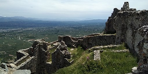 Vue des remparts dominant la plaine de Sparte.