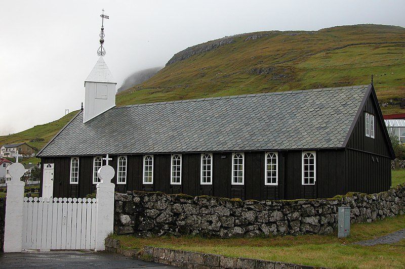 Fil:Church of Sørvágur, Faroe Islands.JPG