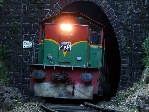 M6 locomotive pulling the Udarata Menike from Badulla to Colombo