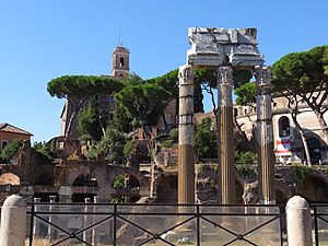 De tre återstående kolonnerna från Venus Genetrix tempel samt Basilica Argentaria.