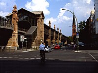 Etwa gleiche Perspektive mit der 1902 eröffneten Hochbahnstation Bülowstraße, 2007