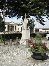La Colonna dei Martiri, il monumento commemorativo opera dello scultore veronese Grazioso Spazzi.
