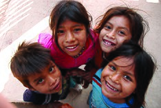 Un groupe d'enfants Mbyás Guaranis.
