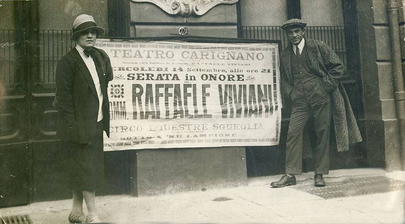 File:Con Luisella d'avanti al teatro Carignano di Torino nel 1933.jpg