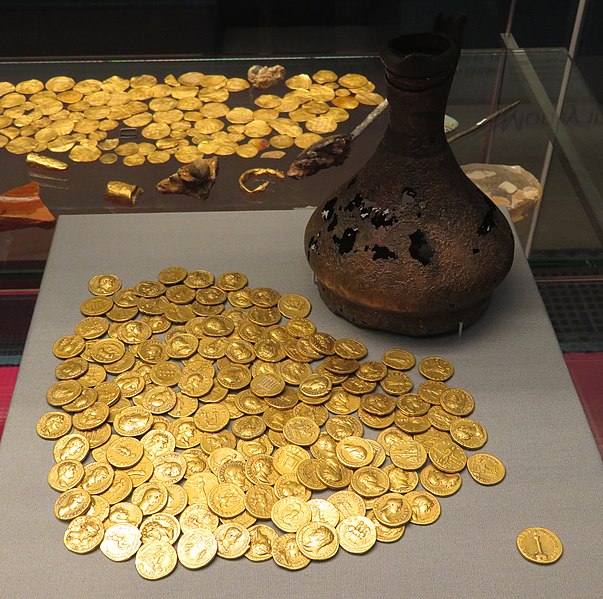 File:Corbridge hoard 1911.jpg