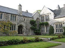 Cotehele, courtyard.jpg-dan uy