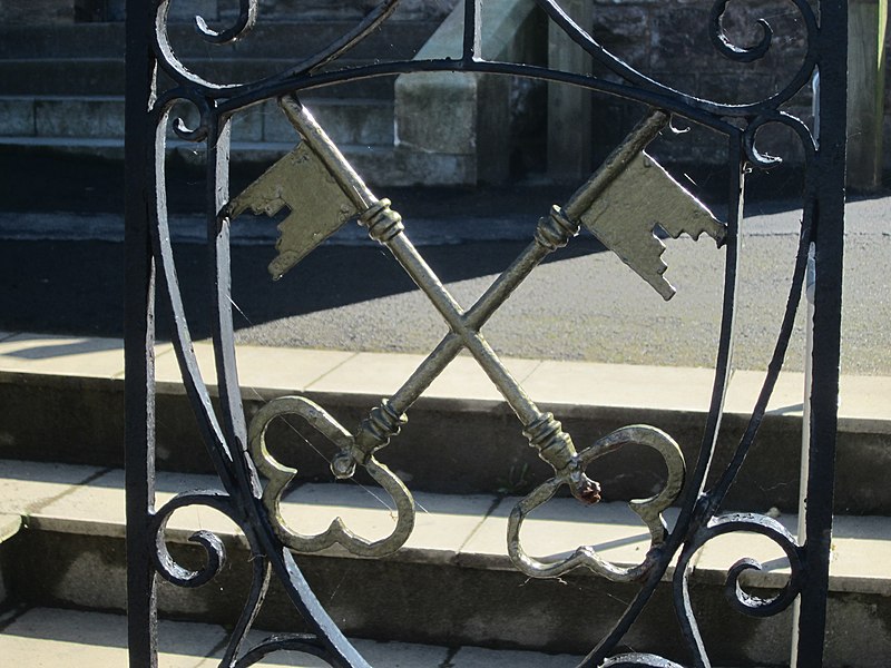 File:Cross keys on gate railing, St Peter's Church, Ilfracombe.jpg