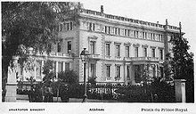 Photographie en noir et blanc d'un bâtiment néoclassique.