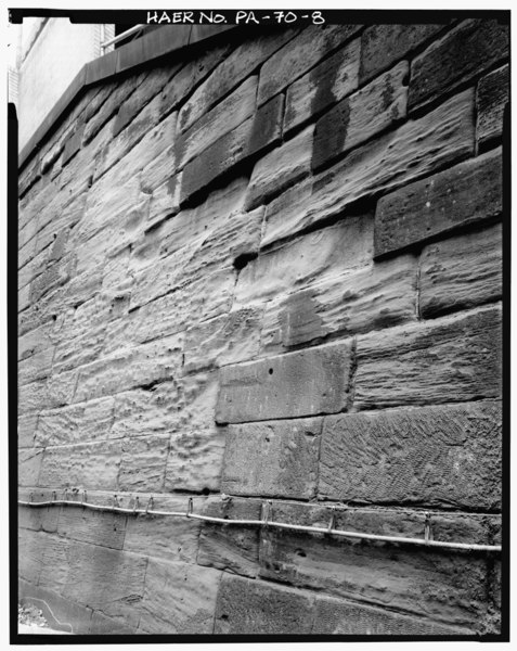 File:DETAIL OF WEST SIDE OF FLANKING RETAINING WALL, SHOWING TOOLING AND DETERIORATION OF CUT STONE - Pittsburgh and Steubenville Extension Railroad Tunnel, Between Fifth and Sixth HAER PA,2-PITBU,60-8.tif