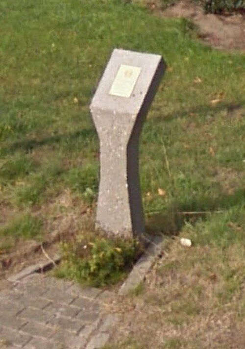 Roadside marker near 41 Zomerweg Jabbeke, Belgium commemorating the crash of USAAF B-17 Damn Yankee on December 1, 1943