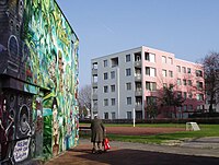 Achterkant van jongerencentrum De Valk en woongebouwen aan de Meeuwenlaan.