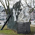 Deutsch: Mahnmal gegen den Krieg von Alfred Hrdlicka, Teil der Denkmalanlage Dammtordamm in Hamburg-Neustadt. This is a photograph of an architectural monument. It is on the list of cultural monuments of Hamburg, no. 29975.