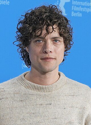 <span class="mw-page-title-main">Douglas Smith (actor)</span> Canadian actor